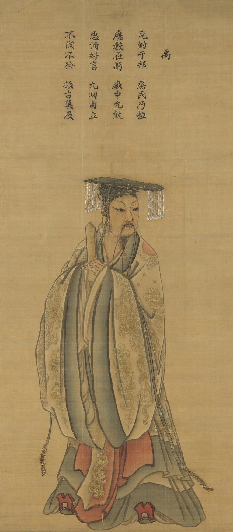 A Chinese hanging-scroll portrait of Yu the Great standing on a plain silk ground in a flat-boarded mianguan crown with beaded tassels and a dragon-medallion court robe over red under-robes, holding a jade gui audience tablet upright against his chest; a panegyric inscription headed with the graph 禹 fills the silk at upper right.